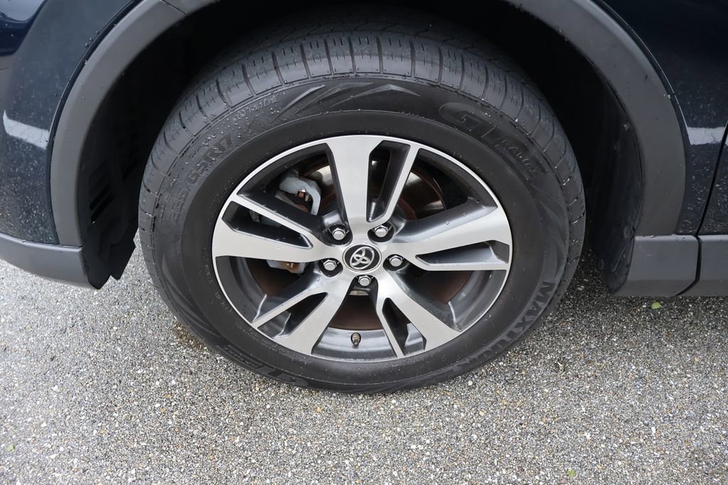 Used 2018 Toyota RAV4 XLE image 4