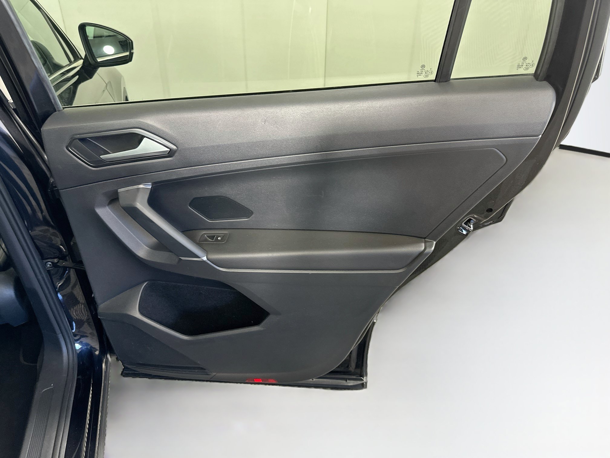Used 2018 Volkswagen Tiguan SEL FWD image 32