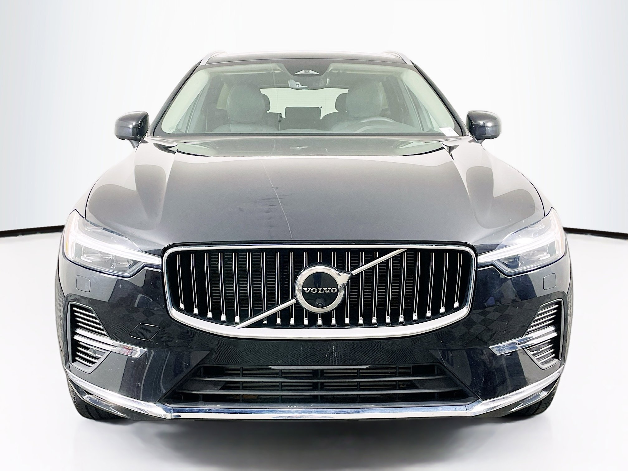 Used 2023 Volvo XC60 T8 Plus image 2