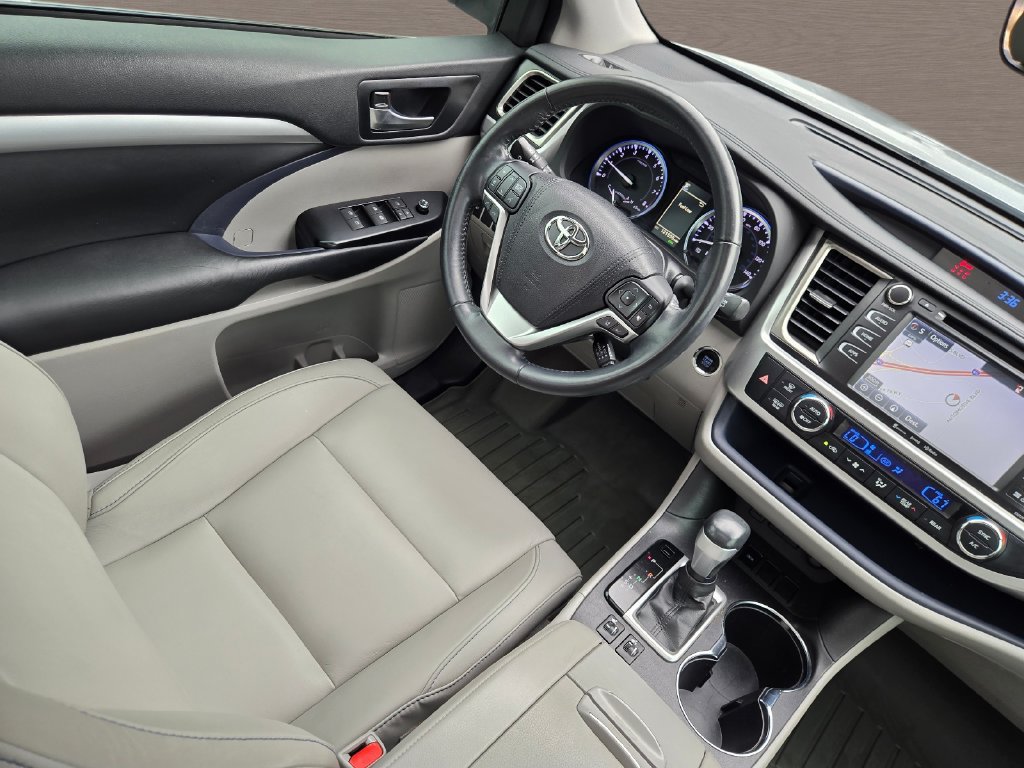 Used 2018 Toyota Highlander XLE FWD image 19