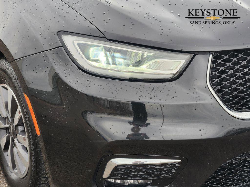 Used 2022 Chrysler Pacifica Touring-L image 9