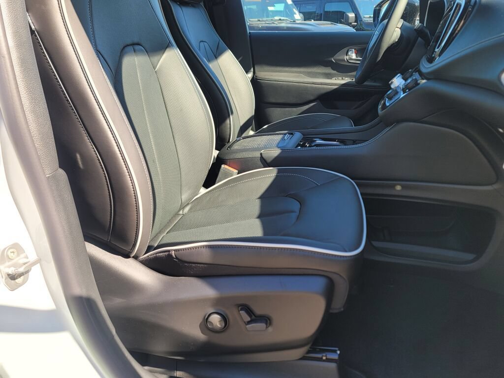New 2027 Chrysler Pacifica Limited w/ Family Tech Group AWD/4WD image 6