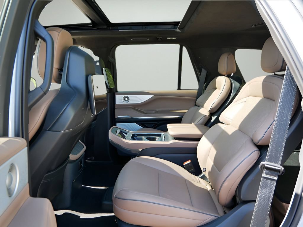 Certified 2025 Lincoln Navigator Black Label AWD/4WD image 11