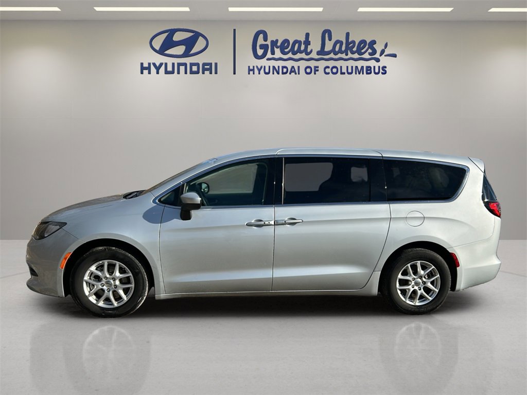 Used 2023 Chrysler Voyager LX image 2