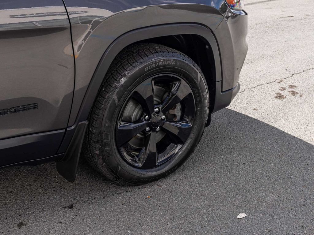 Certified 2021 Jeep Cherokee Latitude Plus AWD/4WD image 9