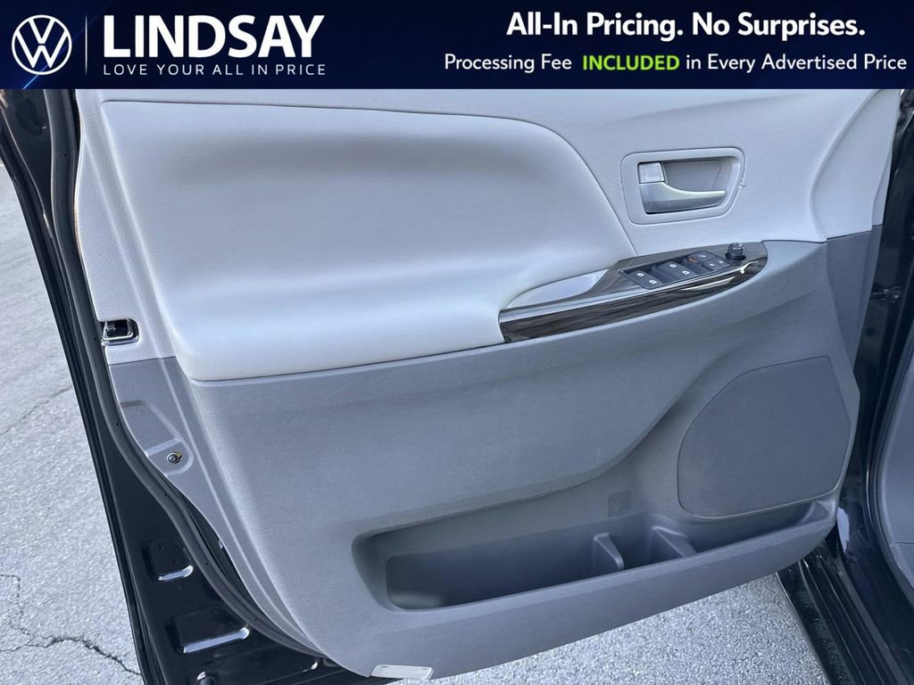 Used 2017 Toyota Sienna XLE Premium image 9