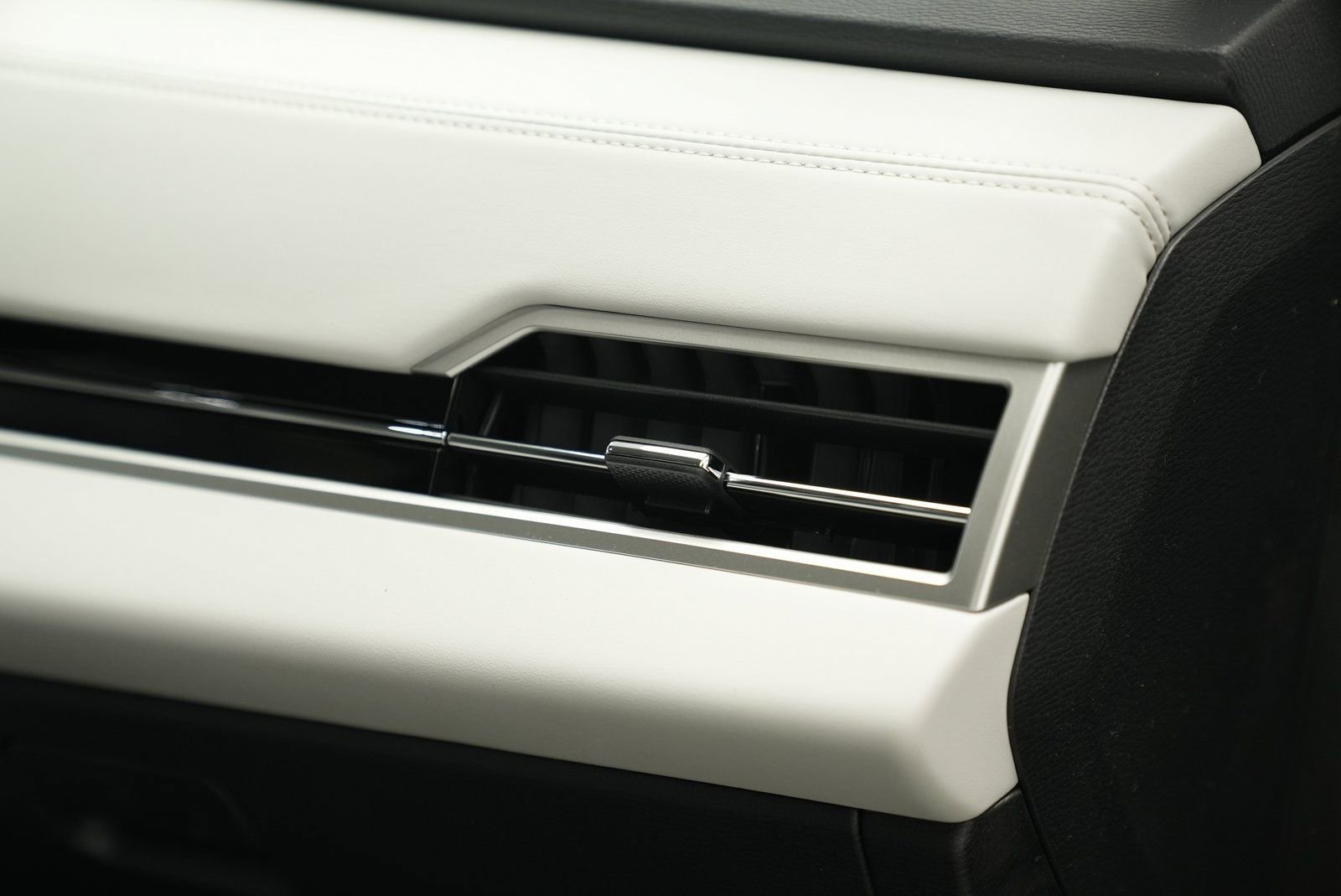 Used 2025 Mitsubishi Outlander SE image 38