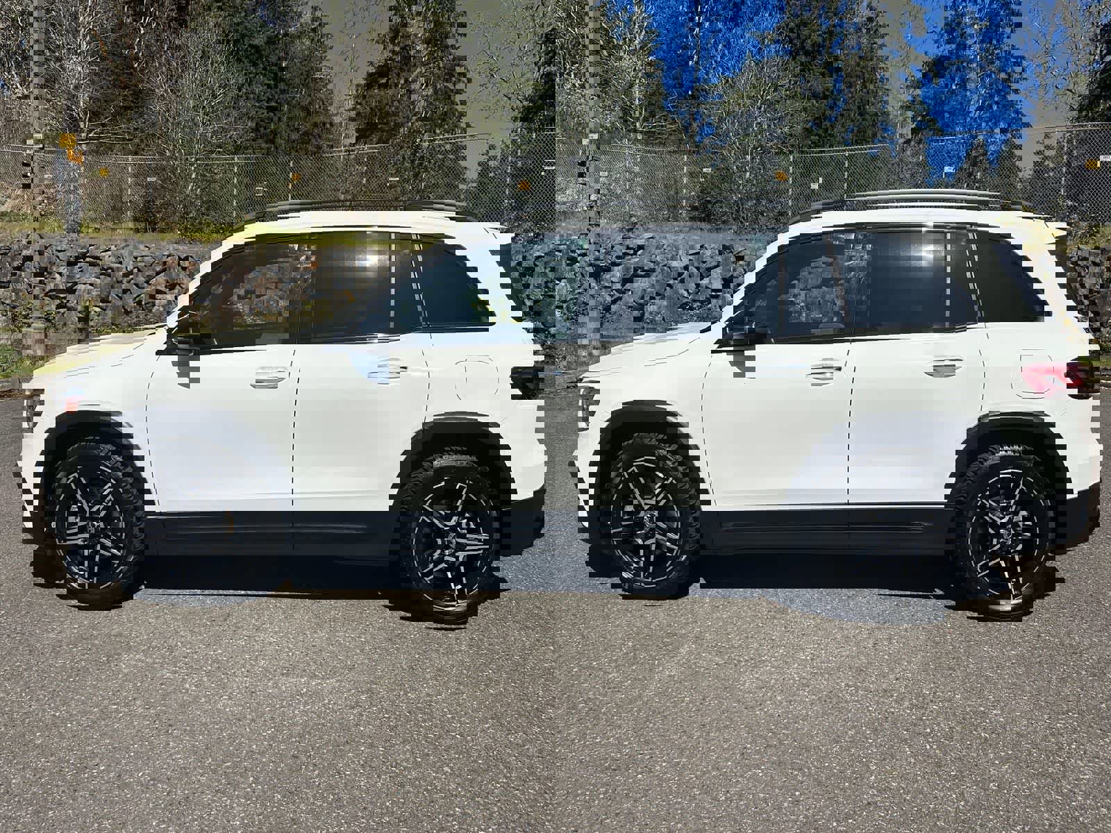 Used 2021 Mercedes-Benz GLB 250 4MATIC image 2