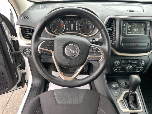 Used 2016 Jeep Cherokee Latitude w/ Cold Weather Group AWD/4WD image 26