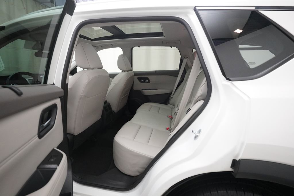 Used 2023 Nissan Rogue SV w/ SV Premium Package AWD/4WD image 16