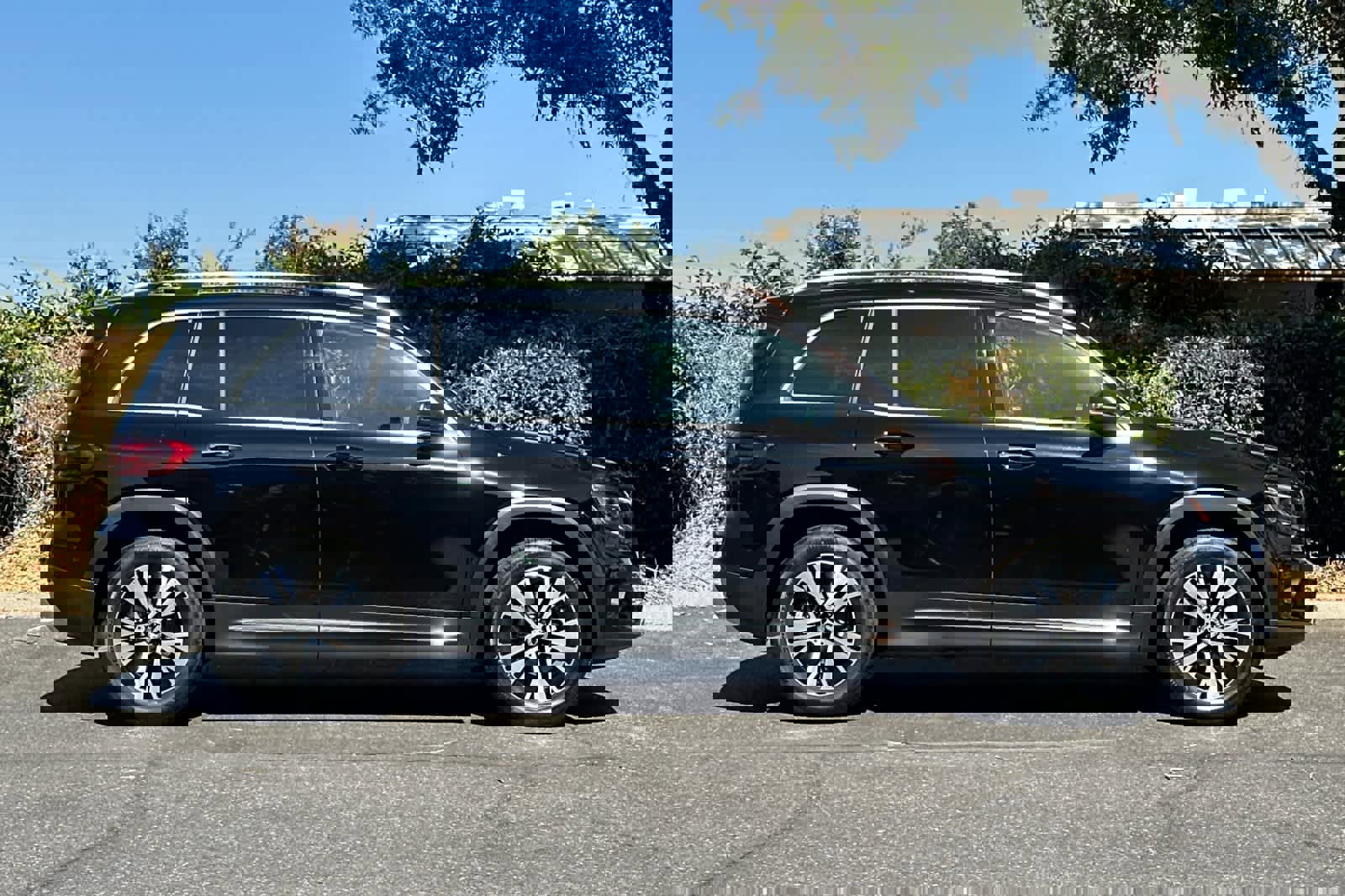 New 2025 Mercedes-Benz GLB 250 4MATIC image 2