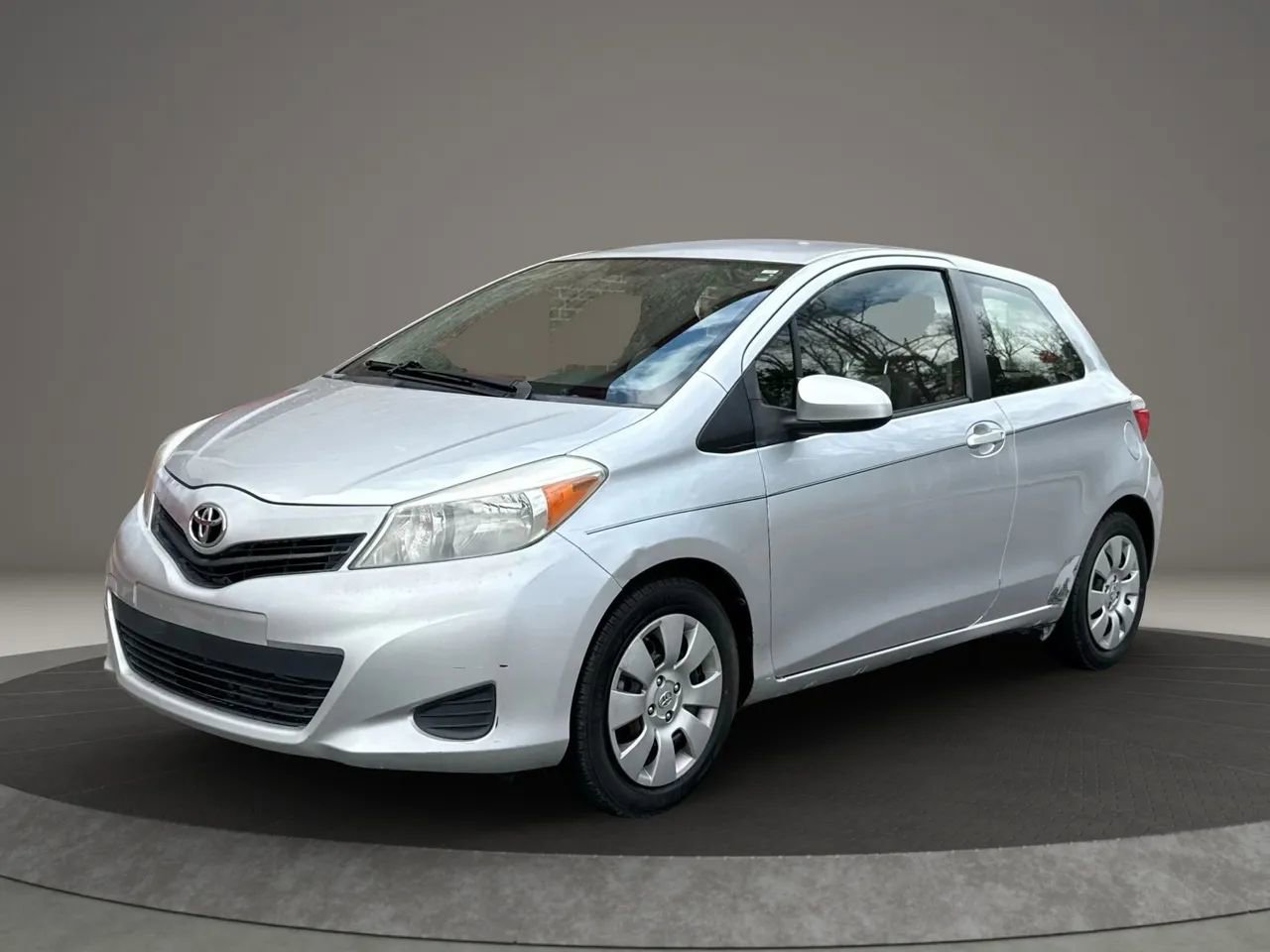 Used 2013 Toyota Yaris L image 1