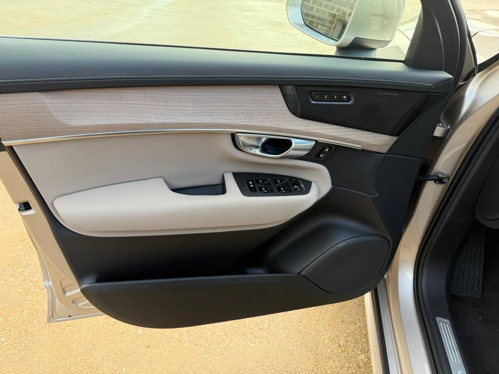Certified 2025 Volvo XC90 T8 Plus w/ Protection Package Premier AWD/4WD image 9