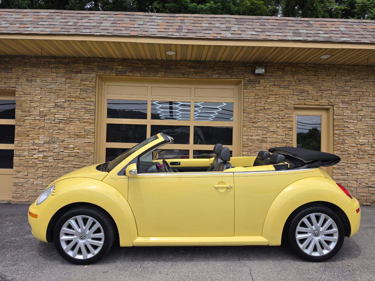 Used 2008 Volkswagen Beetle SE FWD image 18