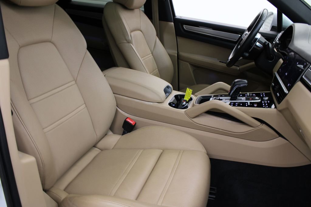 Certified 2023 Porsche Cayenne Platinum Edition image 31