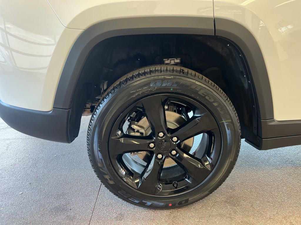 New 2025 Jeep Grand Cherokee Altitude image 26