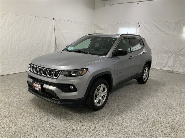 Used 2023 Jeep Compass Latitude image 2