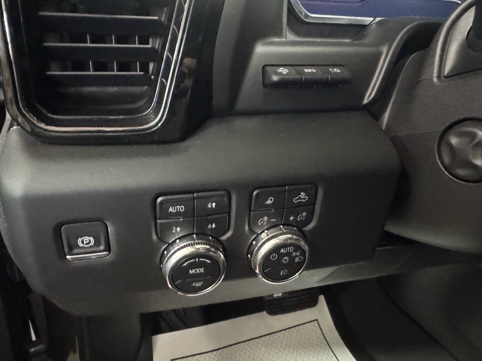 Used 2025 GMC Sierra 1500 AT4 w/ AT4 Premium Package image 18