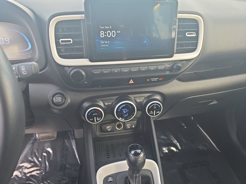 Used 2024 Hyundai Venue Limited FWD image 16