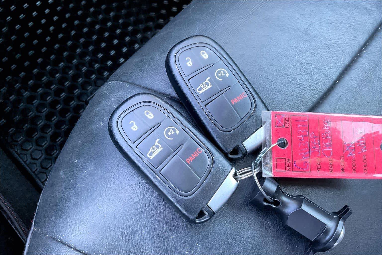 Used 2016 Jeep Cherokee Trailhawk w/ Comfort/Convenience Group AWD/4WD image 14