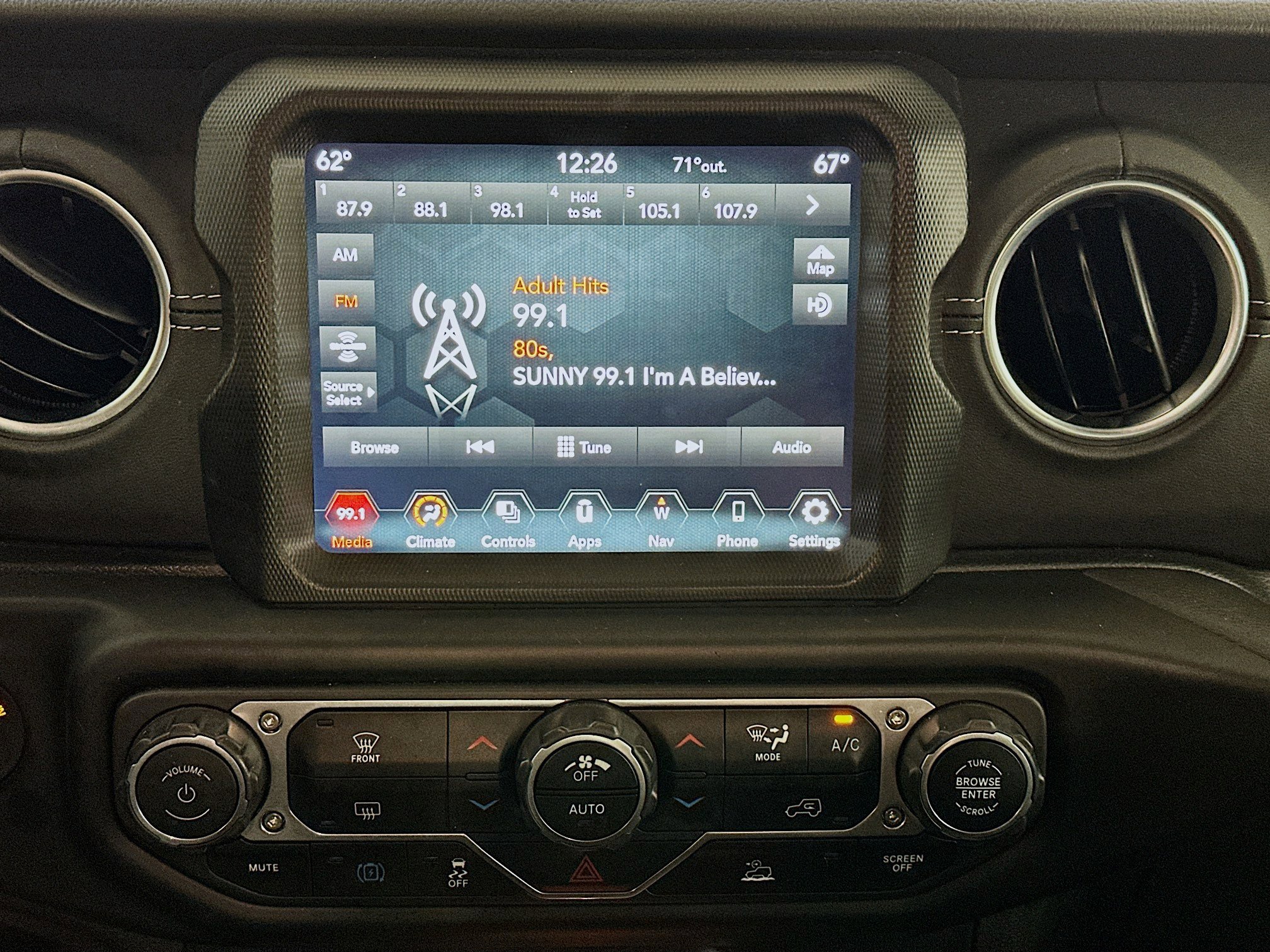 Used 2022 Jeep Wrangler Sahara image 19