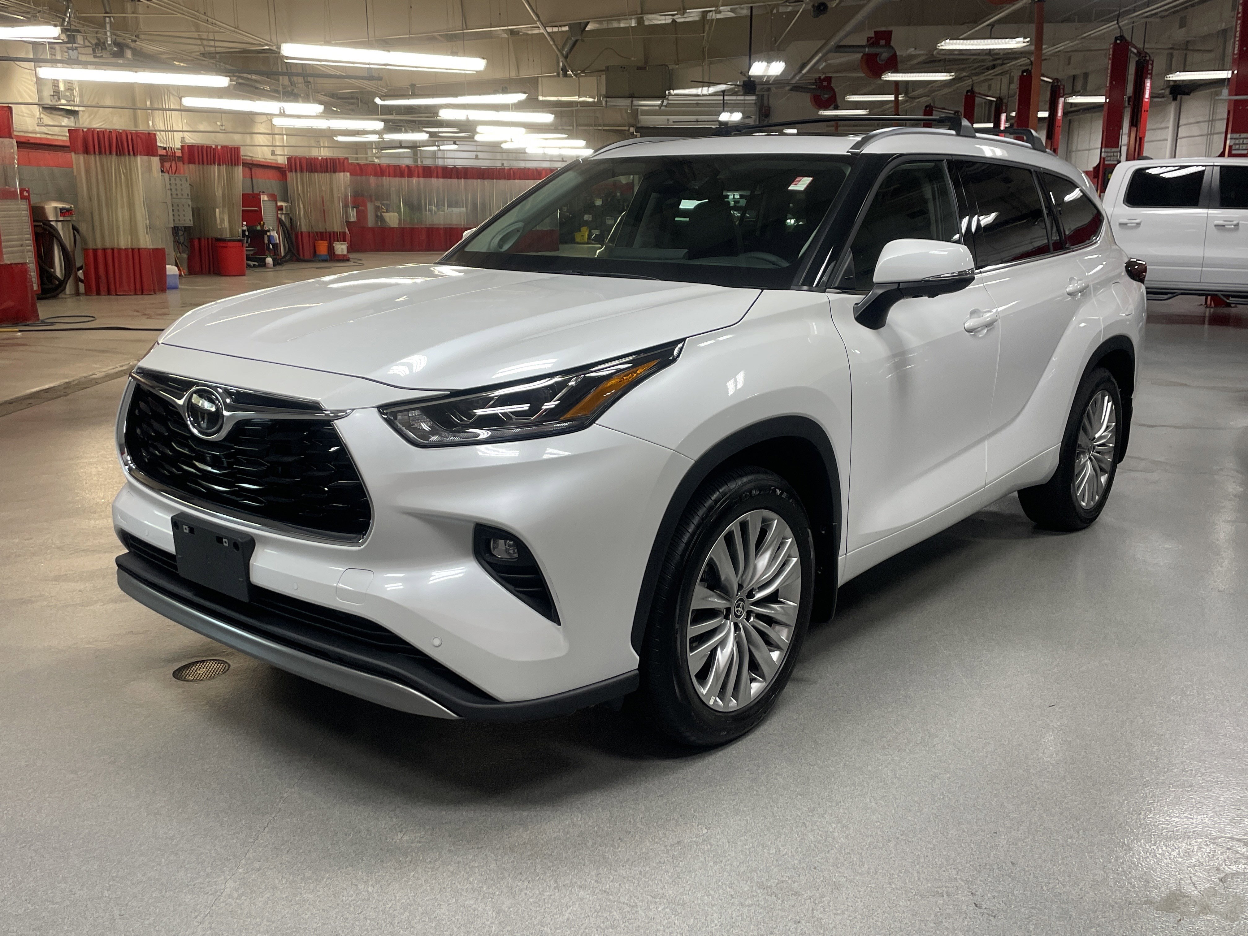 Certified 2025 Toyota Highlander Platinum image 6