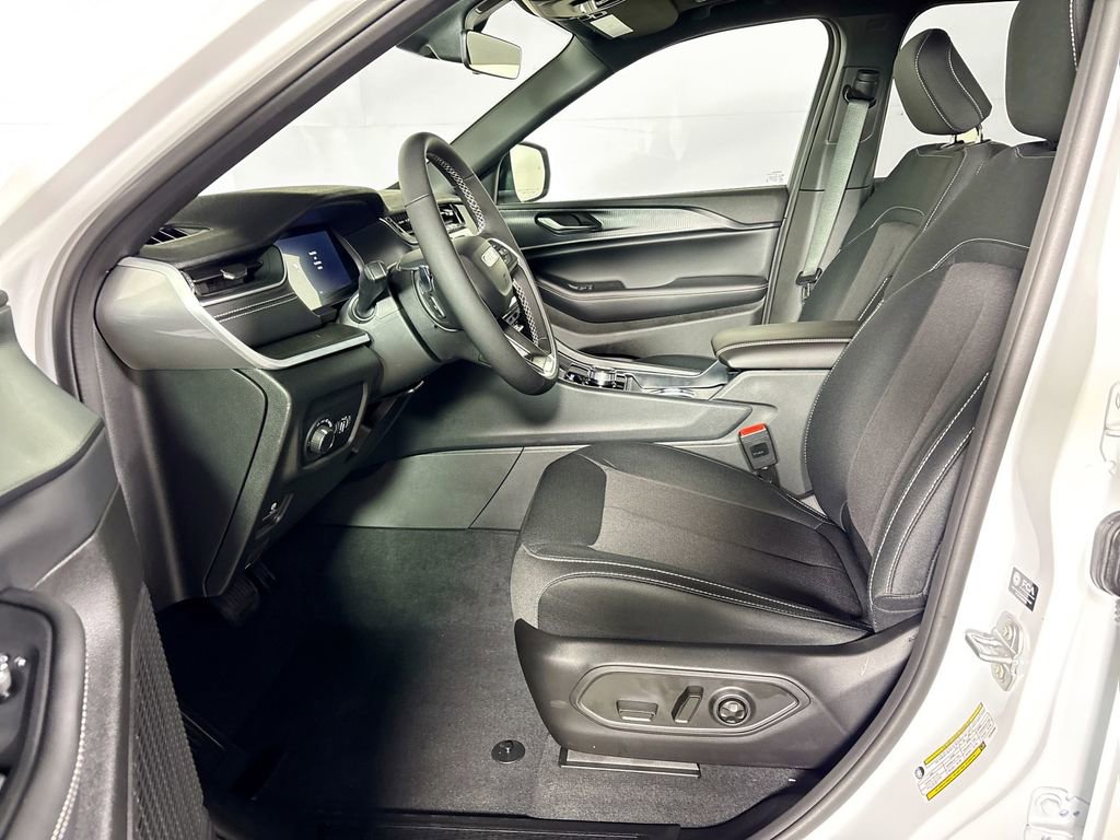 New 2026 Jeep Grand Cherokee Laredo AWD/4WD image 11
