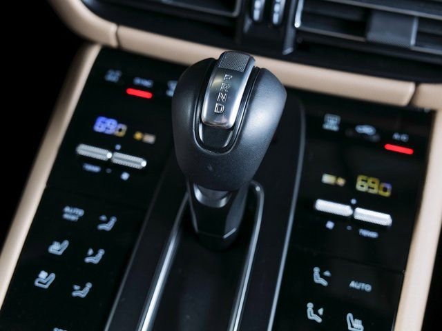 Certified 2025 Porsche Macan 2.0L I4 Turbo image 18