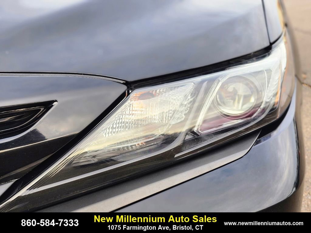 Used 2021 Toyota Camry SE image 10