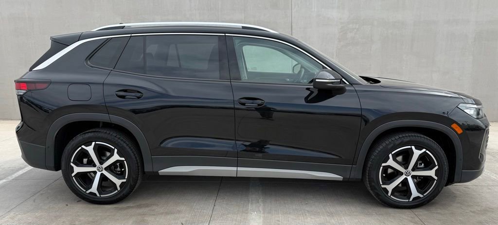 Certified 2025 Volkswagen Tiguan SE FWD image 5