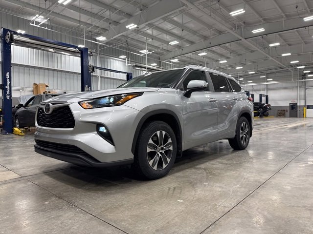 Certified 2024 Toyota Highlander XLE image 3