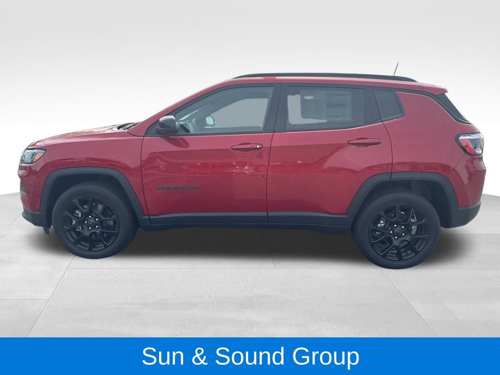 Used 2025 Jeep Compass Latitude w/ Sun & Sound Group AWD/4WD image 5