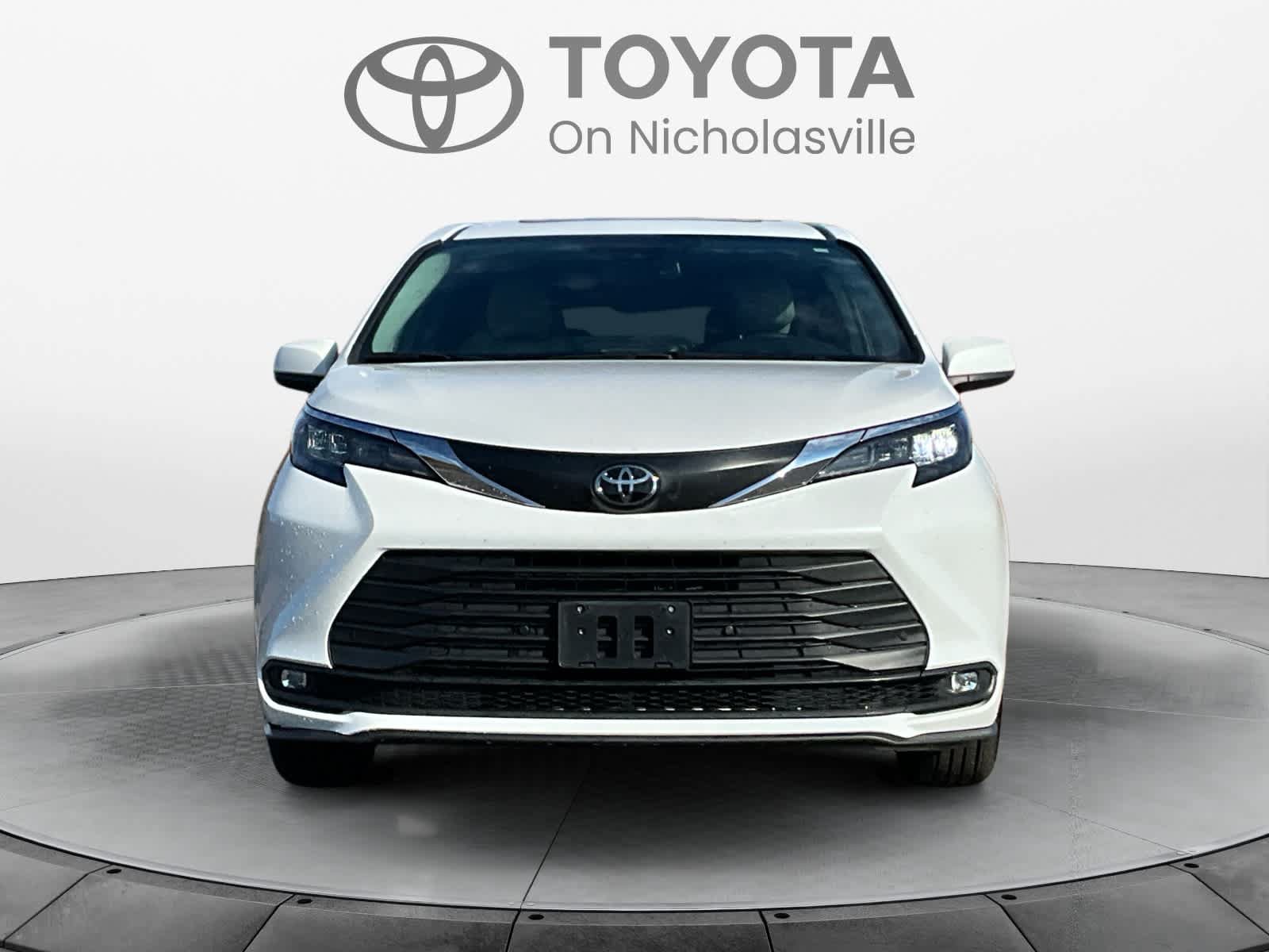 Used 2026 Toyota Sienna XLE FWD image 8