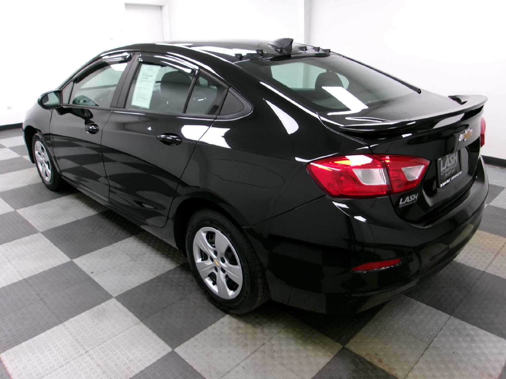 Used 2018 Chevrolet Cruze LS image 2