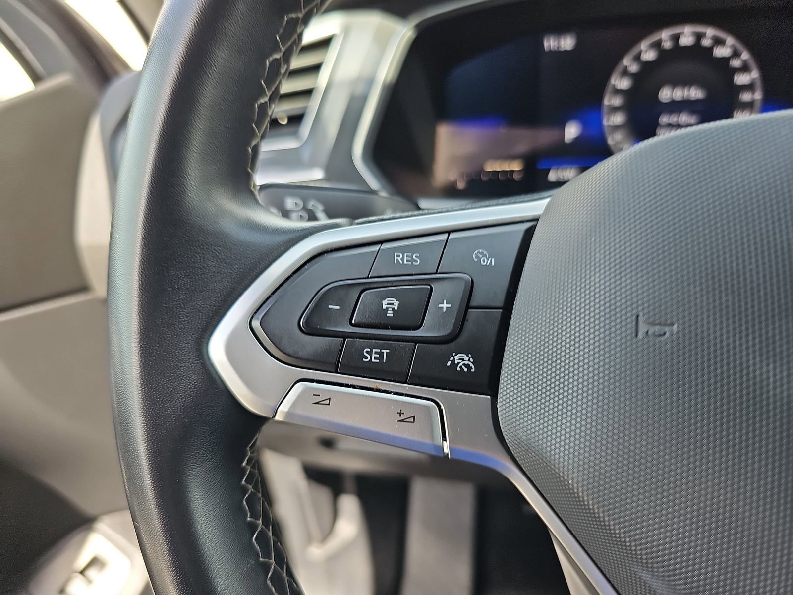Used 2022 Volkswagen Tiguan SE image 19