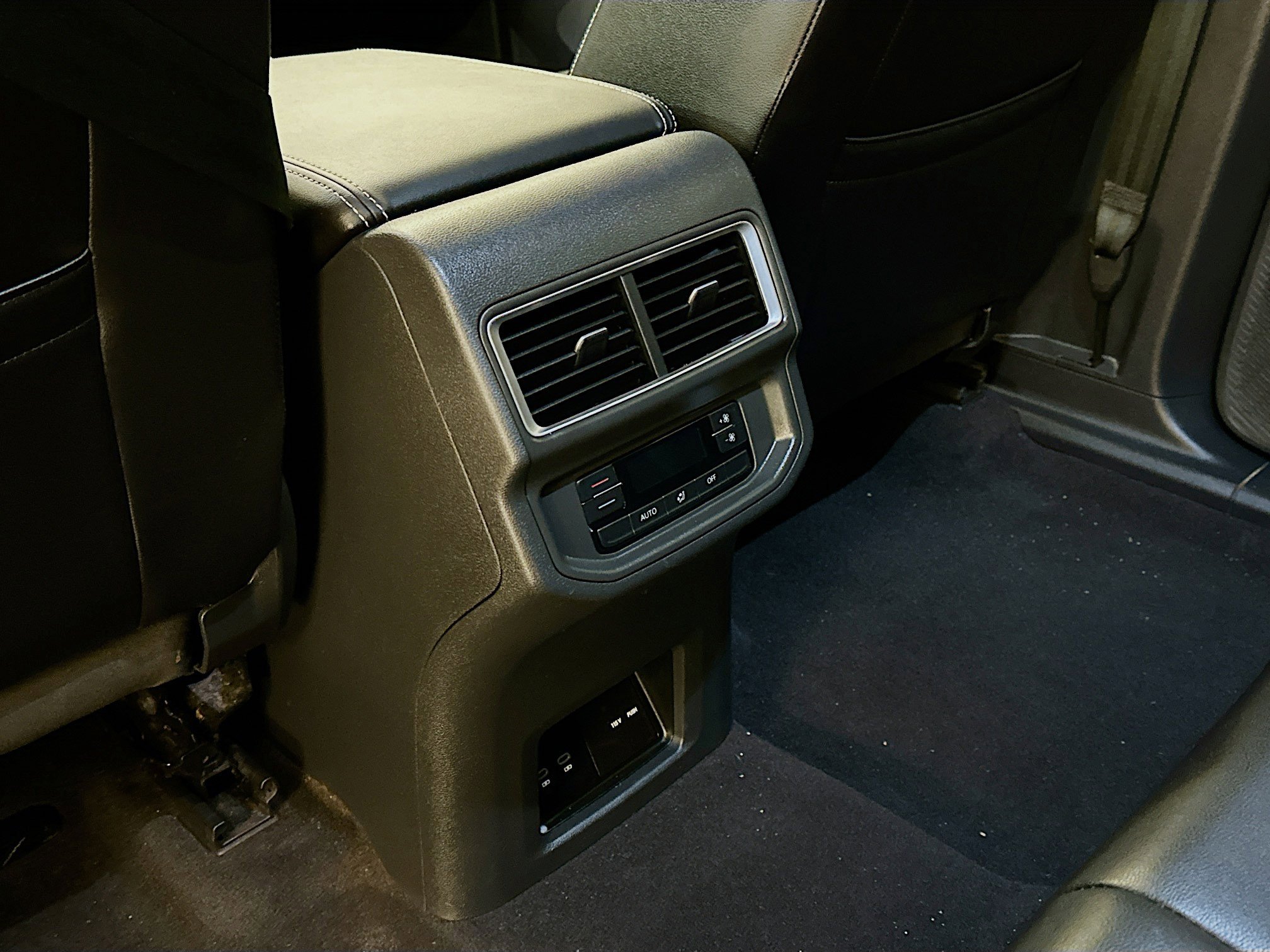 Used 2024 Volkswagen Atlas SE image 28