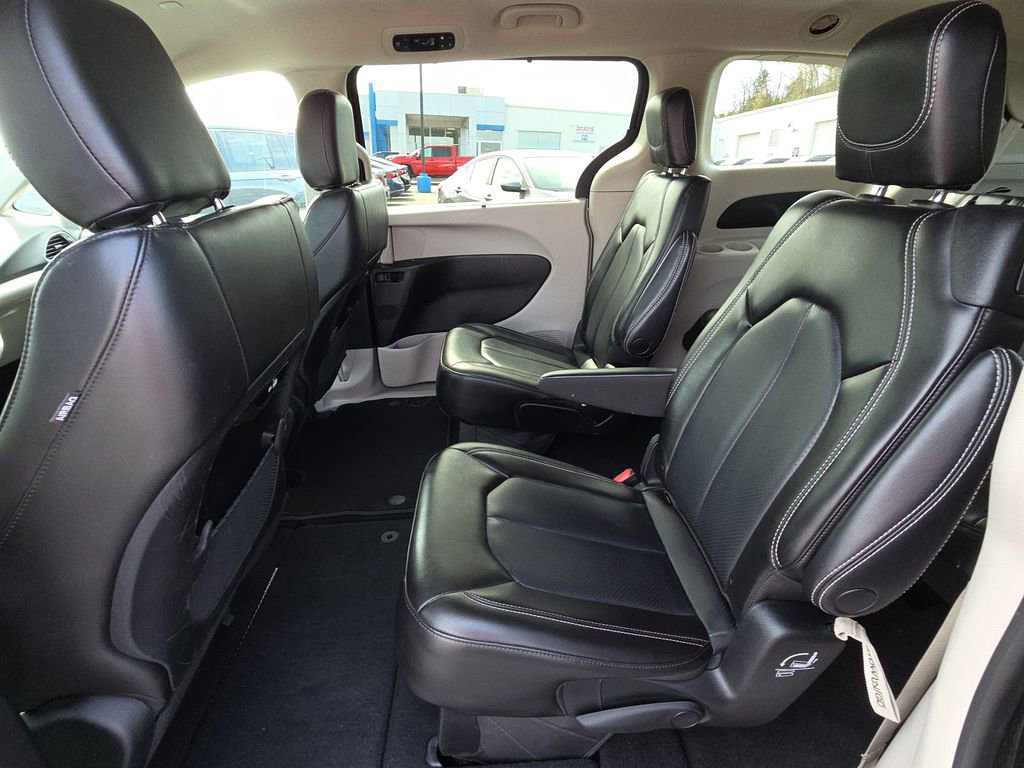 Used 2023 Chrysler Pacifica Touring-L image 27