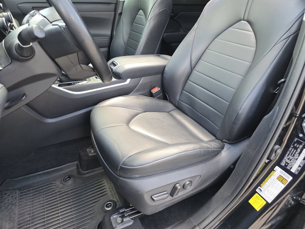 Used 2022 Toyota Highlander XLE AWD/4WD image 16