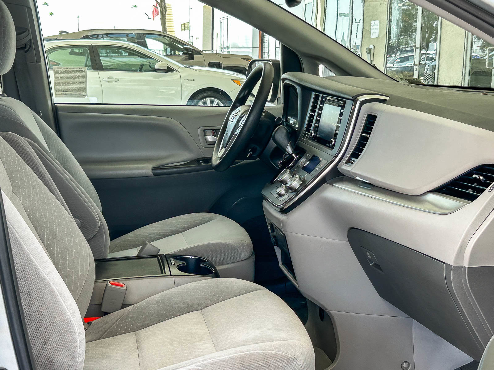 Used 2019 Toyota Sienna LE w/ Carpet Mat Package FWD image 16