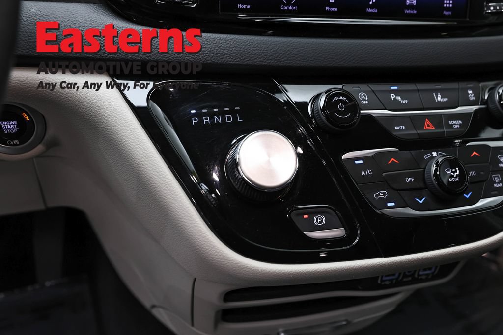 Used 2023 Chrysler Pacifica Touring-L FWD image 13