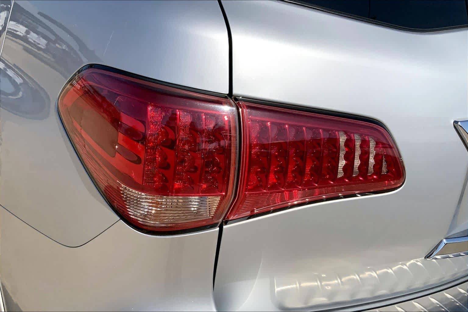 Used 2013 INFINITI QX56 4WD w/ Deluxe Touring Pkg image 28