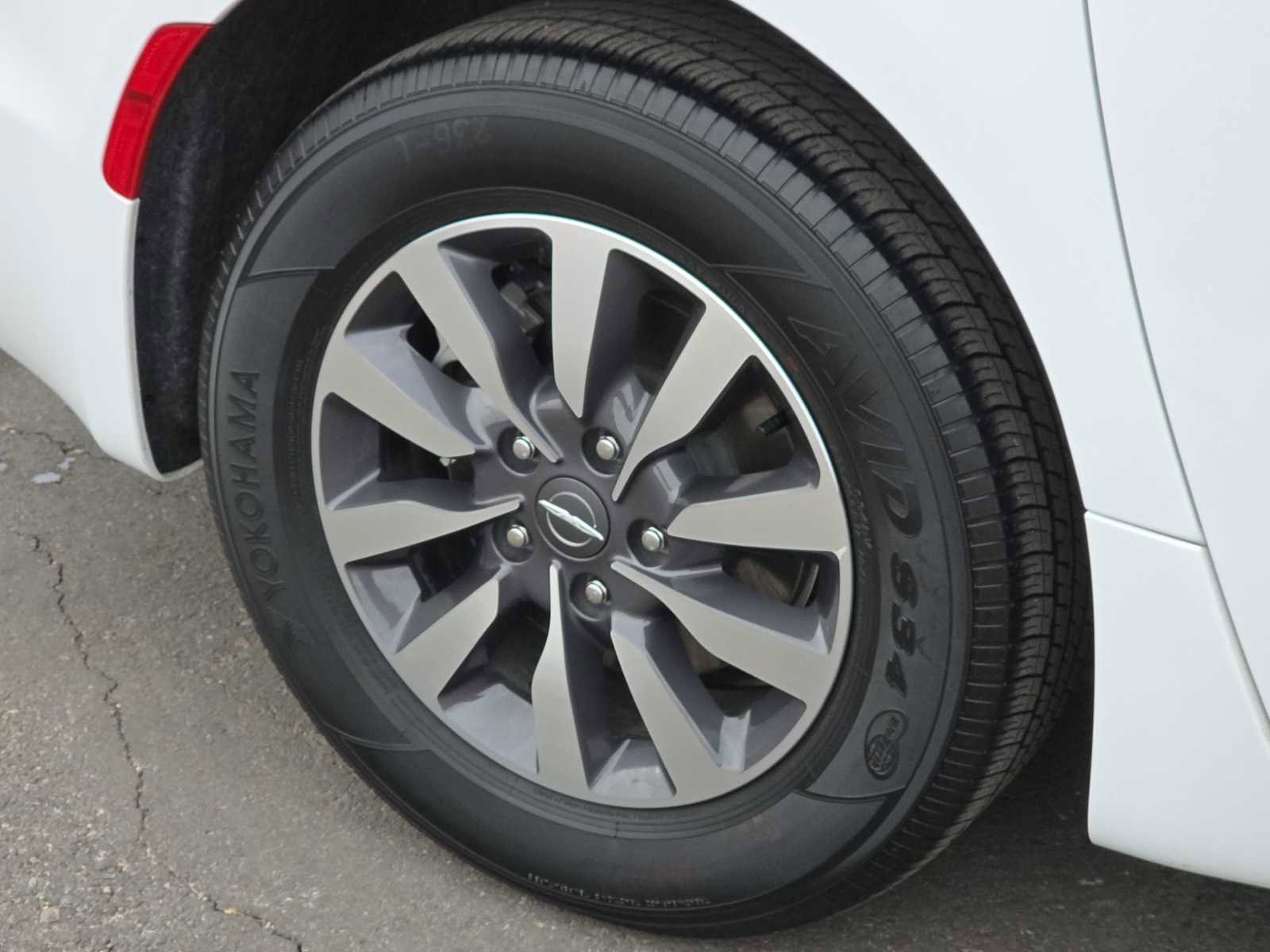 Used 2024 Chrysler Pacifica Select image 12