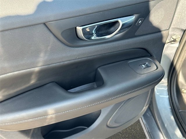 Used 2019 Volvo S60 T6 Momentum w/ Premium Package image 9