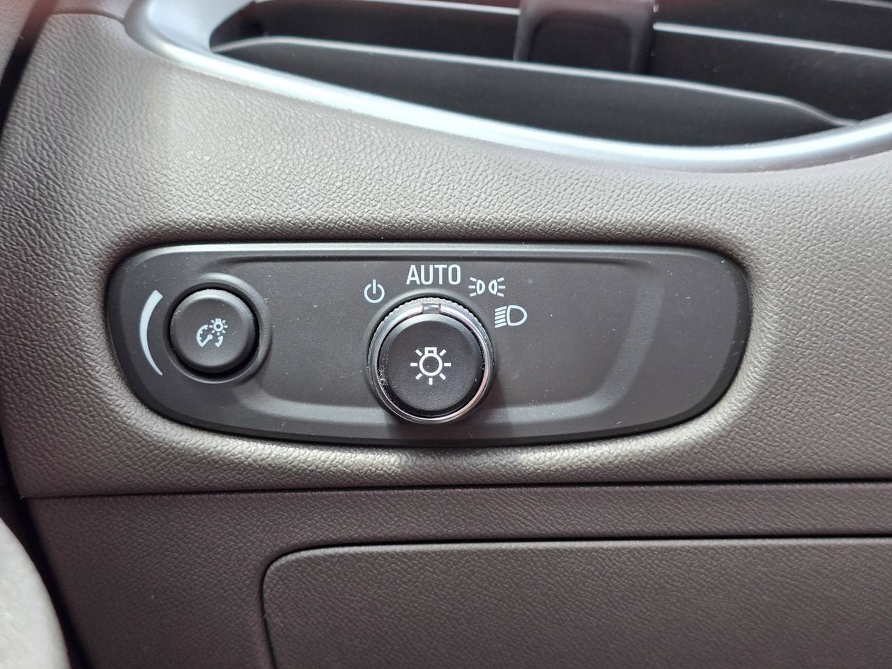 Used 2025 Chevrolet Malibu LT FWD image 24