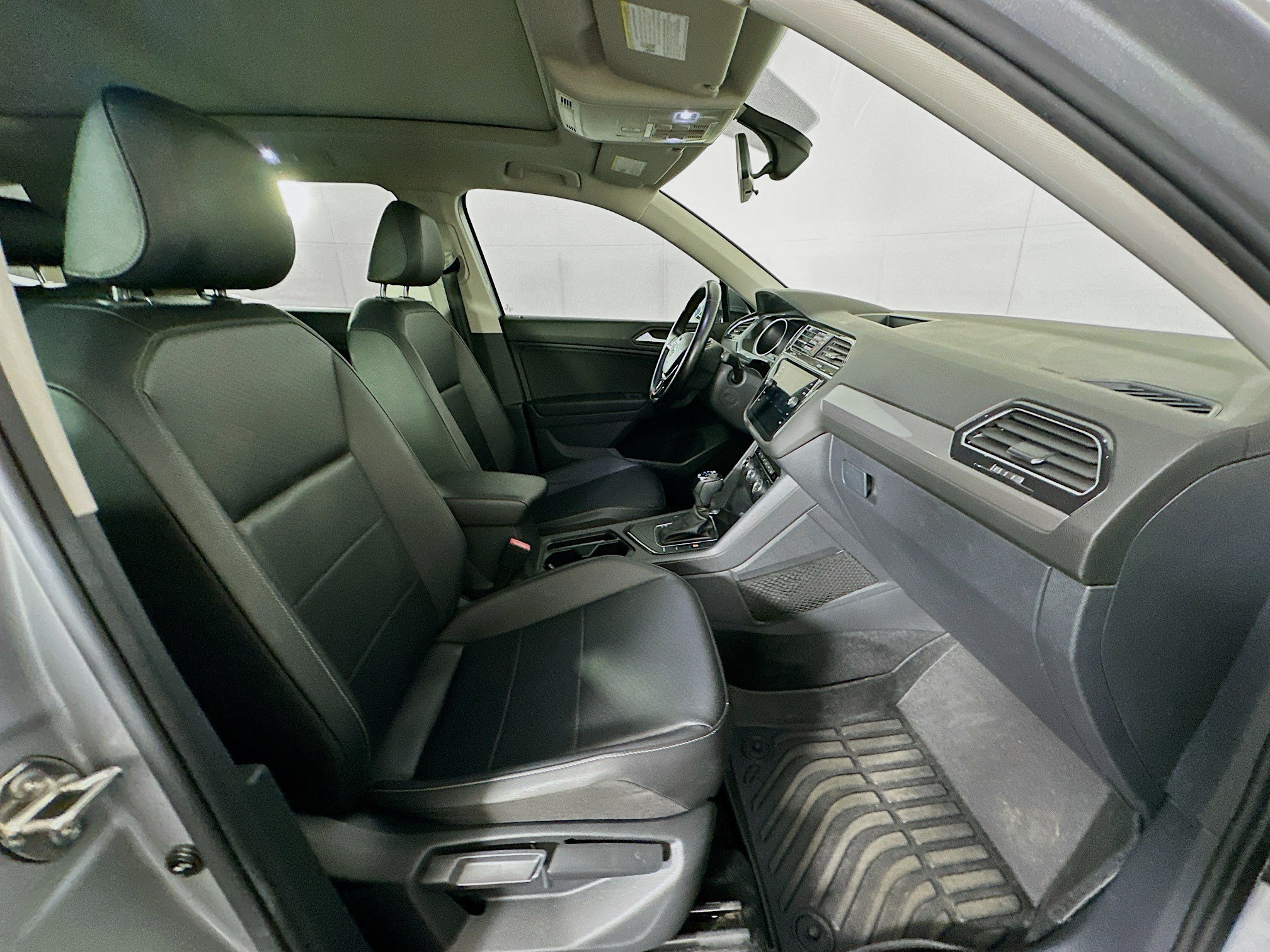 Used 2019 Volkswagen Tiguan SE w/ Panoramic Sunroof Package FWD image 31