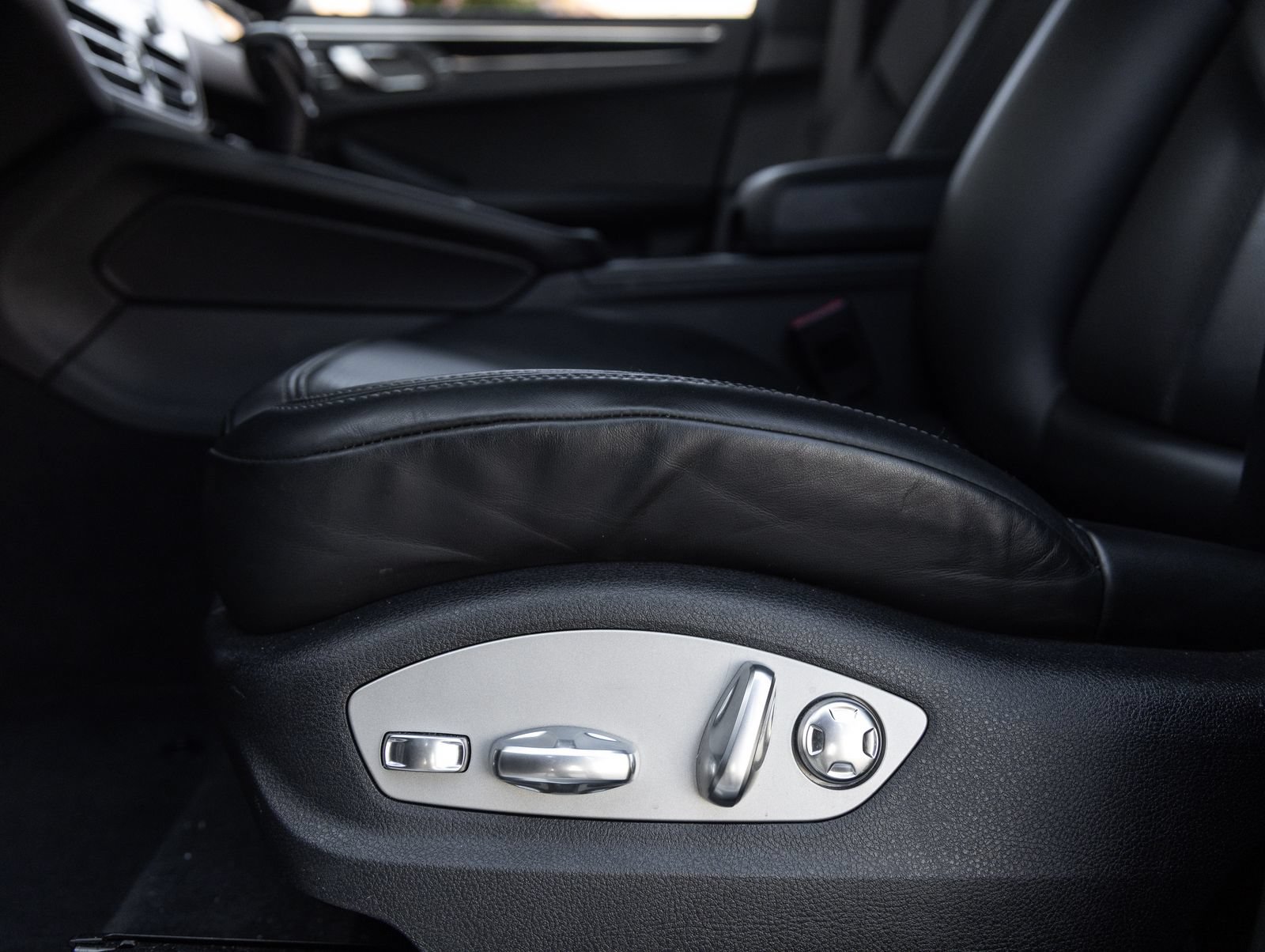 Certified 2023 Porsche Macan S AWD/4WD image 21