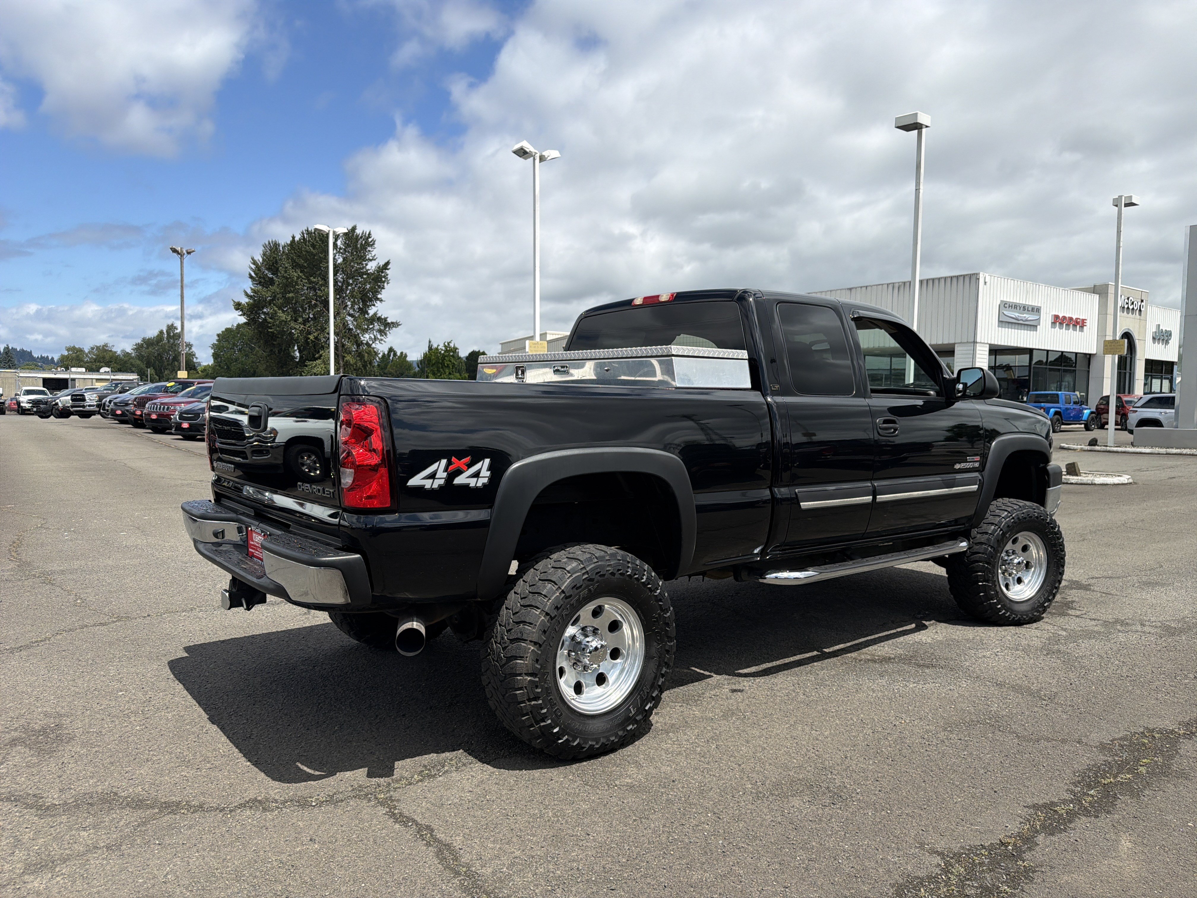 Used 2005 Chevrolet Silverado 2500 LT w/ Heavy-Duty Power Package AWD/4WD image 6