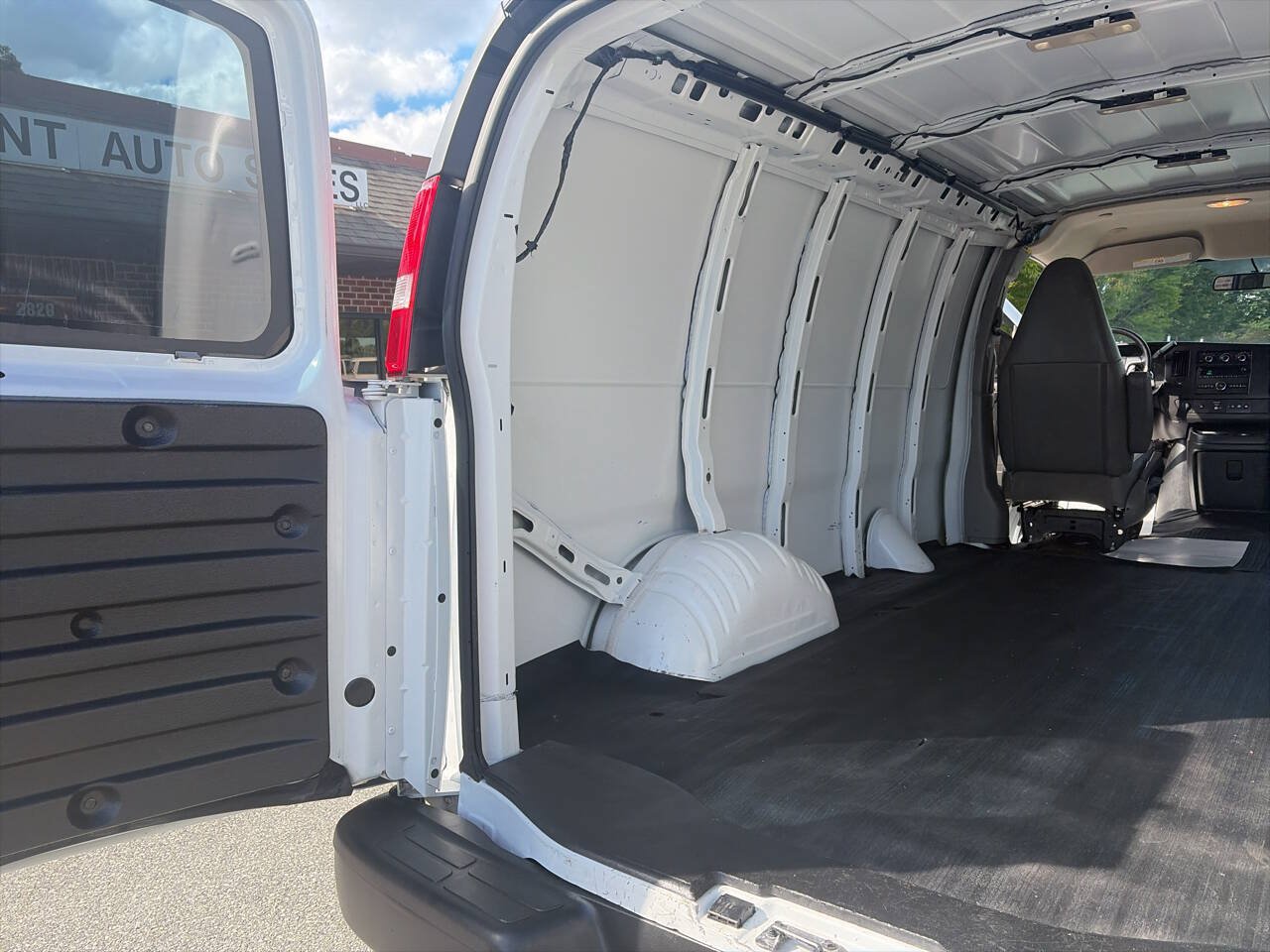Used 2022 Chevrolet Express 2500 w/ Driver Convenience Package RWD image 23