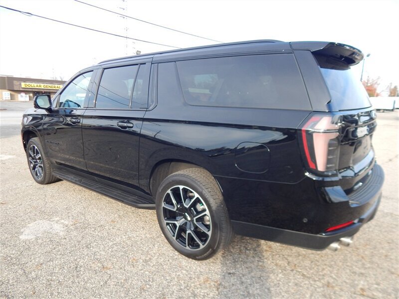 Used 2026 Chevrolet Suburban RST w/ RST Capability Package AWD/4WD image 2