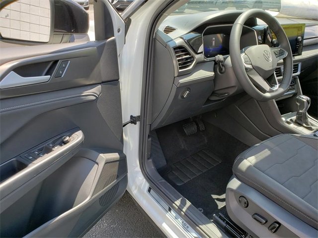 New 2025 Volkswagen Taos SE image 6